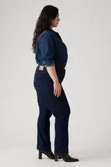 Pantalón de jean azul oscuro, de corte recto, tiro medio y calce modelador.