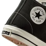 Championes Converse Chuck Taylor All Star Pro de caña media, color negro con detalles en blanco.