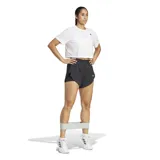 Remera deportiva Adidas de mujer, modelo We Min Tee, en color blanco, de corte corto (crop), manga corta y cuello redondo, con el logo de la marca estampado en negro en el pecho.