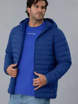 Campera acolchada con capucha, de diseño ligero y funcional, con cierre frontal y bolsillos laterales con cremallera.