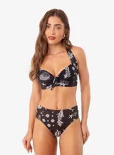 Conjunto de bikini negro con estampado de motivos marinos en blanco. El corpiño es de corte halter con nudo central y la bombacha es de tiro alto con frunces laterales.