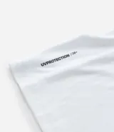 Remera deportiva de hombre con tecnología Dry, cuello redondo y mangas cortas. Presenta un diseño con estampa sutil tipo heat print y detalles de líneas en los hombros.