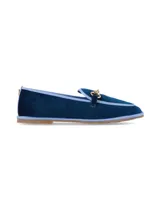 Mocasín de inspiración friulana color azul marino, confeccionado en terciopelo con ribetes en contraste celeste, herraje metálico dorado en el empeine y suela plana.