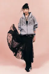 Falda larga negra de encaje floral con transparencias y caída amplia.