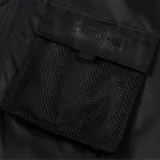 Campera negra con capucha y cierre frontal. Tiene un bolsillo de red en el pecho y el logo de la NBA en la manga.