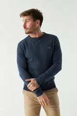 Sweater de punto para hombre con escote redondo, mangas largas y logo bordado en el pecho. Presenta un diseño clásico de calce regular.