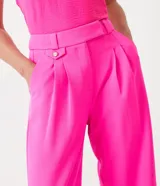 Pantalón wide leg fucsia de poliéster con trabillas, botón y cintura alta.