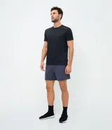 Remera deportiva de manga corta y cuello redondo, color celeste, con tecnología dry y detalles reflectantes en los hombros.