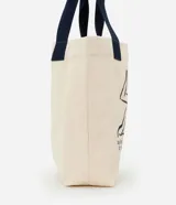 Bolsa de tela color beige con estampado de sirena en azul marino y asas reforzadas del mismo color.