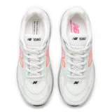 Championes de running New Balance 1080v15, color blanco con detalles en plateado y logo lateral con degradado en rosa y naranja. Presentan una mediasuela de gran volumen con tecnología Infinion para mayor amortiguación y retorno de energía, y una parte superior de malla transpirable.