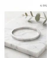Esclava rígida de acero inoxidable con diseño minimalista y acabado pulido.