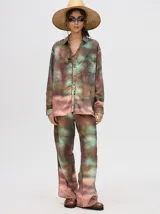 Pantalón de tiro alto con corte recto y holgado, confeccionado en tela liviana con estampado abstracto en tonos tierra, verdes y rosados.