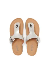 Sandalias de dedo estilo Birkenstock color tabaco, confeccionadas con tiras de gamuza sintética, hebilla metálica de ajuste y suela anatómica de corcho con base de goma antideslizante.