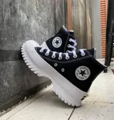 Zapatillas Converse Chuck Taylor All Star Lugged de caña alta color negro, con cordones blancos y suela de goma blanca con diseño dentado.