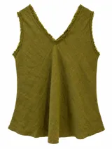 Musculosa verde pistacho de lino, con escote en V y detalles de flecos en los bordes y sisas. Corte ligeramente acampanado.