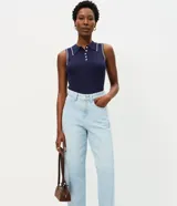 Pantalón de jean con corte new carrot, de cintura alta y estructura firme. Presenta un diseño holgado en la cadera que se estrecha hacia el bajo, con bolsillos funcionales y cierre frontal con botón y cremallera.