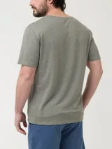 Remera de manga corta y cuello redondo, confeccionada en una mezcla de lino orgánico y elastano. Presenta un diseño de calce regular con textura ligera y transpirable, ideal para climas cálidos.