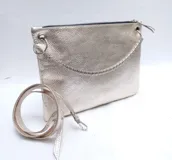 Sobre plateado de cuero con textura, cierre superior y cadena metálica decorativa. Incluye correa de cuero desmontable y regulable.