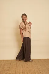 Pantalón de lino evasé súper amplio, de color marrón, con cintura y bolsillos.