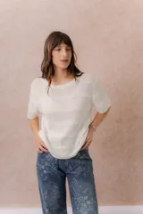 Sweater tejido de manga corta color crudo, de calce amplio y relajado, con cuello redondo y líneas horizontales en relieve.