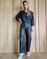 Pantalón de vestir negro de corte ancho, con tiro alto y bolsillos laterales.