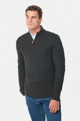 Buzo tejido de punto con textura, cuello alto y cierre frontal parcial. Presenta puños y ruedo acanalados, con un diseño clásico y versátil.