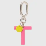 Llavero con dije en forma de letra A color rosado y pequeño dije circular amarillo con logo de la marca grabado. Incluye gancho metálico tipo mosquetón.