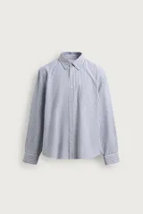 Camisa de corte regular fit confeccionada en tejido de algodón con diseño de rayas verticales en tonos azul y blanco. Presenta cuello abotonado, manga larga con puños abotonados, bolsillo aplicado en el pecho y cierre frontal con botones.
