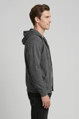 Campera deportiva unisex con capucha, cierre frontal completo y bolsillos tipo canguro. Presenta puños y ruedo acanalados, con cordones ajustables en la capucha.