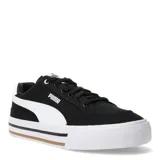 Championes urbanos Puma modelo Court Classic Vulc, color negro con detalles en blanco. Presentan un diseño de corte bajo con capellada de lona, cierre de cordones y suela vulcanizada con franja decorativa.