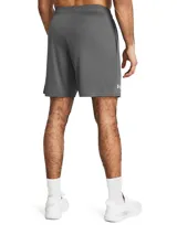 Short deportivo Under Armour de corte estándar, confeccionado en tejido Tech de secado rápido y tacto suave. Presenta cintura elástica con cordón ajustable, bolsillos laterales abiertos y logo de la marca estampado en la pierna derecha.