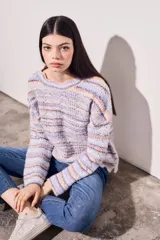 Sweater de punto con textura, a rayas horizontales en tonos lila, celeste, naranja y crudo.