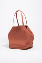 Bolso shopper grande Bimba Y Lola de color amarillo, con exterior de nylon, asas de hombro y detalles en piel. Cuenta con cierre de mosquetón y logo metálico de la marca en la parte frontal.