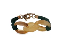 Pulsera con eslabones grandes de resina en tonos tierra, combinados con tiras de tela verde oscura en los laterales y cierre metálico de estilo vintage.