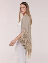Cardigan liviano estilo kimono color marrón, con frente abierto y mangas amplias con flecos largos y apliques en crochet.
