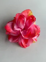 Accesorio para el pelo con diseño de flor grande en tonos rosados y amarillos.