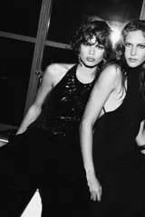 Top de cuello halter confeccionado en terciopelo con aplicación de lentejuelas brillantes que forman un patrón de rayas horizontales. Presenta espalda descubierta y cierre en el cuello.