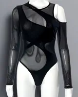 Body negro de tul con diseño asimétrico.