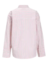 Camisa de popelín de manga larga con cuello clásico y cierre frontal de botones. Presenta un diseño de rayas verticales finas en color rosado sobre fondo blanco, con un corte relajado y puños anchos.