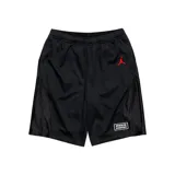 Short de básquetbol negro de malla con paneles laterales de satén. Presenta el logo de Jordan bordado en rojo en la pierna izquierda y un parche rectangular con la inscripción Jordan Supreme en la pierna derecha.