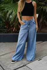 Jeans de denim de tiro alto y pierna ancha tipo extra wide, con bolsillos traseros aplicados y diseño exclusivo de corte amplio con costuras frontales diagonales.