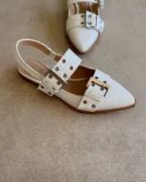 Chatas de cuero vacuno color negro, con punta fina, tira sobre el empeine con hebilla metálica y tira trasera con elástico.