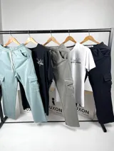 Pantalón de jogging negro con cintura elástica ajustable con cordón, bolsillos laterales y bolsillos cargo con solapa en los muslos.