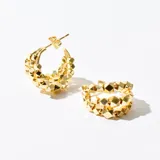 Aros tipo argolla dorados con diseño de esferas facetadas.