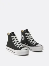 Zapatillas Converse Chuck Taylor All Star Lift de caña alta, color negro de cuero ecológico, con plataforma blanca y cordones blancos.