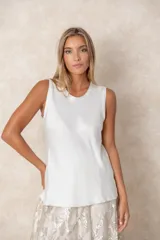 Musculosa de cuello redondo con acabado satinado y caída fluida.