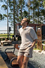 Remera de hombre color beige, tejida a crochet, con cuello polo y mangas cortas.