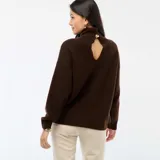 Suéter de punto color marrón, con cuello alto, mangas largas y diseño holgado.