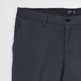Pantalón de vestir de corte recto y estilo formal, confeccionado en tela de sastre color gris oscuro, con cierre de botón y cremallera, y bolsillos laterales.