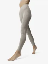 Legging deportivo largo de tiro alto con efecto moldeador, diseñado con bolsillos laterales y detalles de corte láser en el bajo. Confeccionado en tejido técnico de alta compresión.